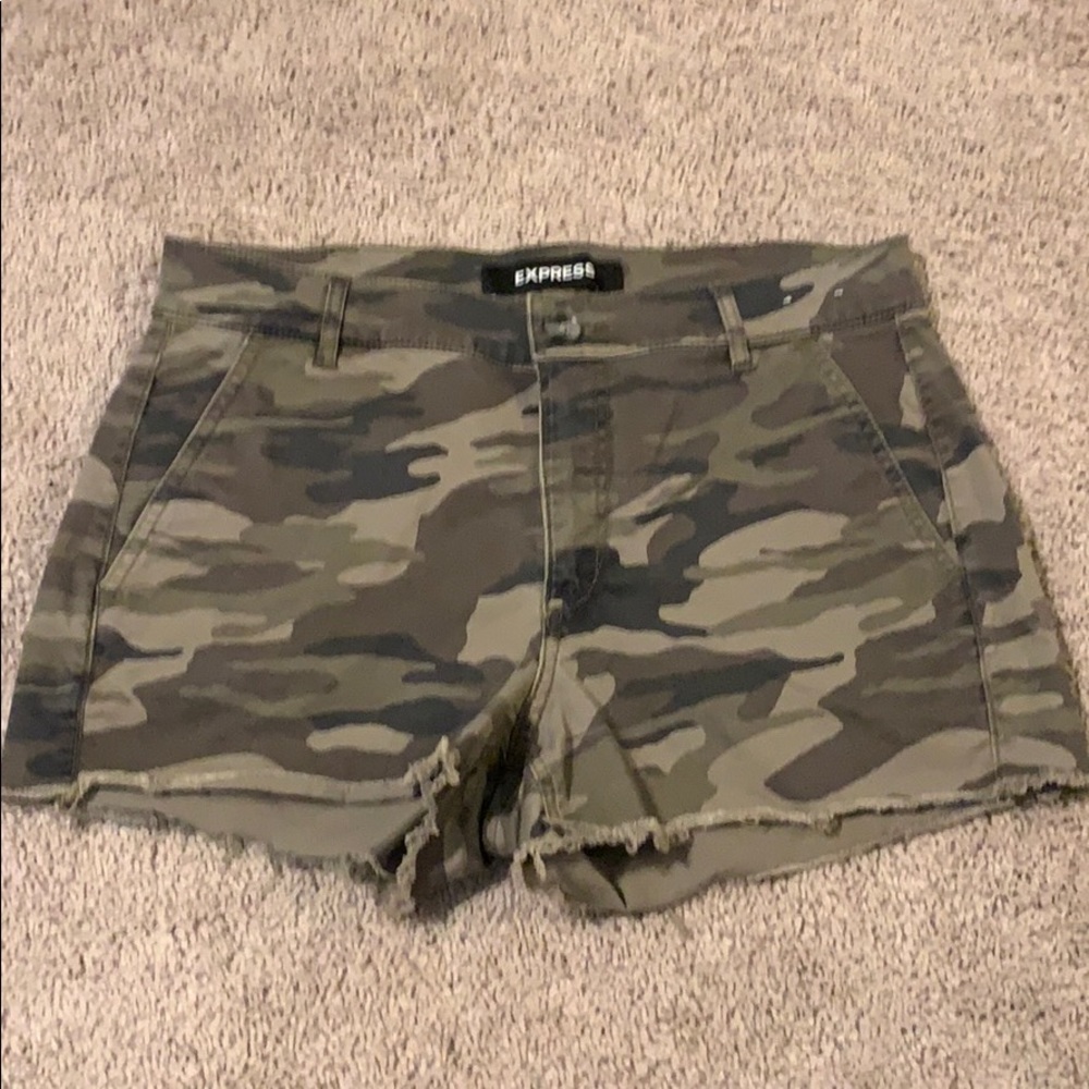 Express camo shorts - shortie, mid rise size 4